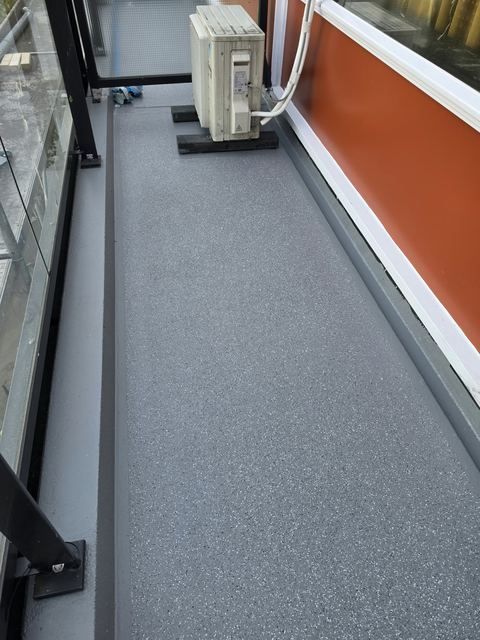 Balkon afgewerkt met gespikkelde, antislip coating